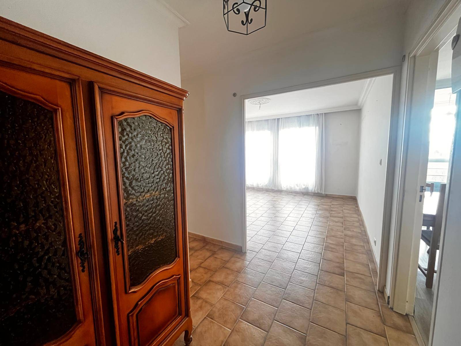 Appartement T3 au 5ème étages avec 2 chambres sur Marignane dans residence fermée.