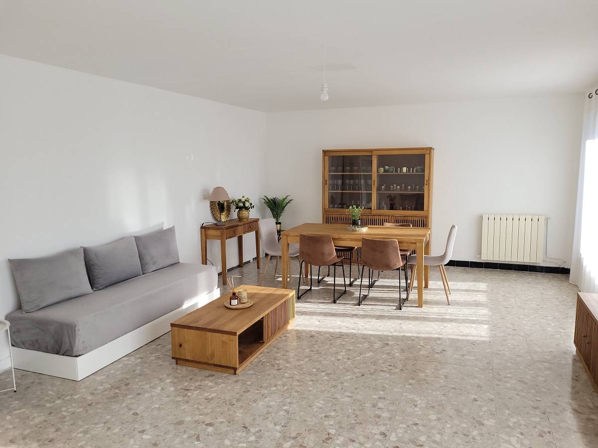 PETITE RESIDENCE FERMEE EN CENTRE VILLE VASTE T4 MARIGNANE PETITE COPROPRIETE FERMEE GRAND SALON SEJOUR TRES ENSOLEILLE