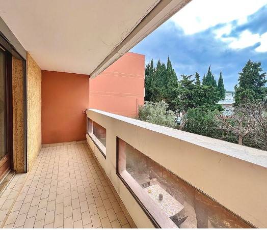 DANS PETITE RESIDENCE FERMEE DE GRAND STANDING, VASTE APPARTEMENT T4 EN 1ER ETAGE AVEC GRAND BALCON, CAVE ET PARKING