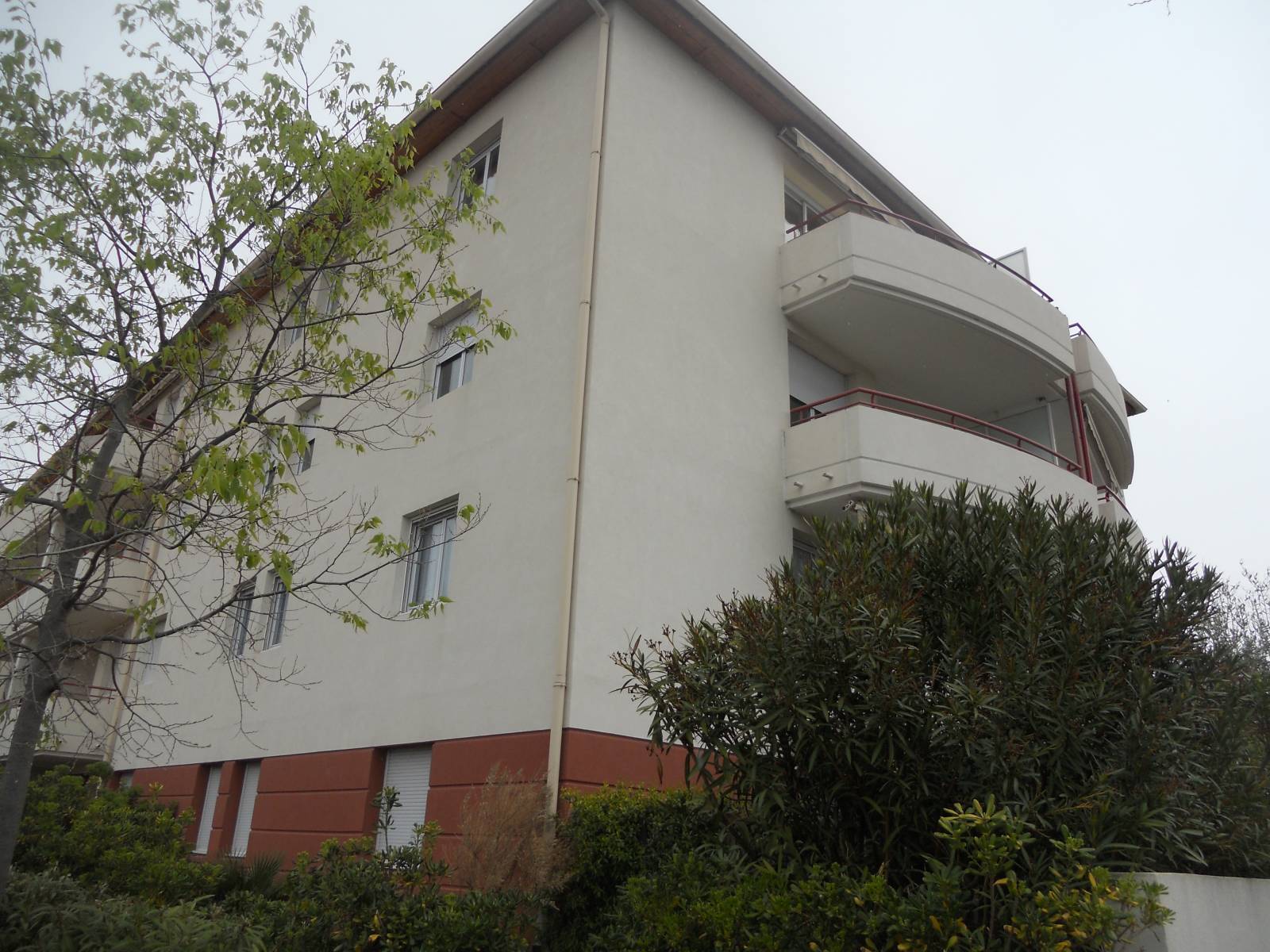 T2 DANS PETITE RESIDENCERECENTE ET FERMEE MARIGNANE Résidence le Clos Villéa locataire en place
