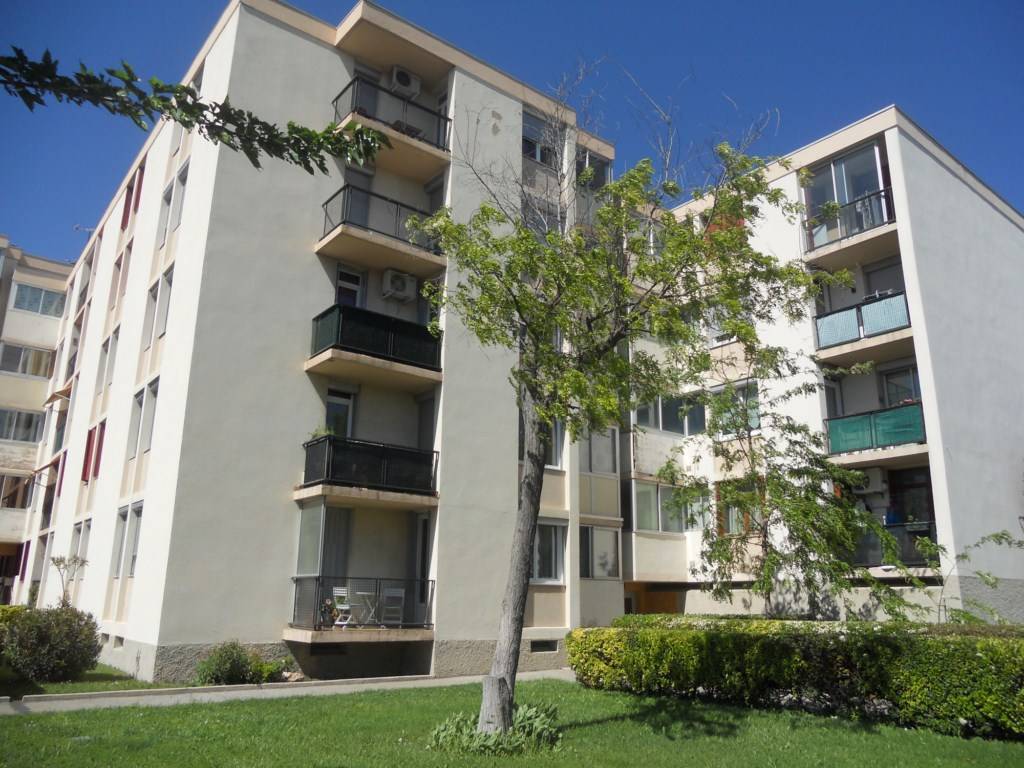 T3 EN RDC SURELEVE SITUE DANS RESIDENCE AGREABLE AVEC ESPACES VERTS ET GARDIEN MARIGNANE  
