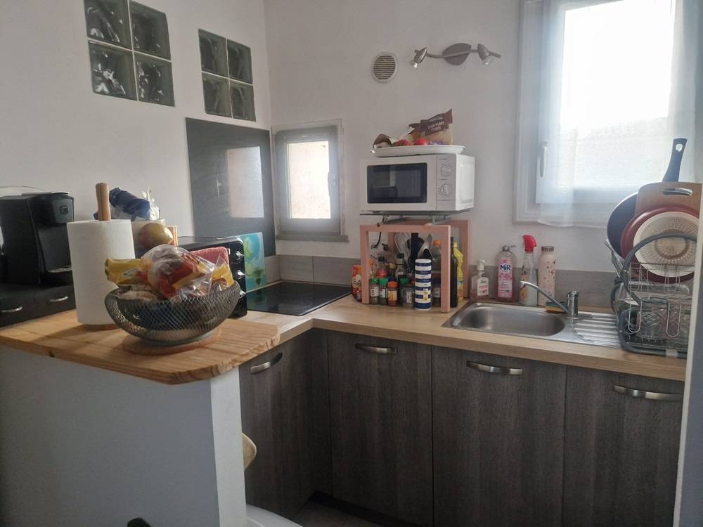 DANS UN SECTEUR AGREABLEMARIGNANE GRAND STUDIO EN 1ER ETAGE AVEC BEAU BALCON. BAIL MEUBLE EN COUR JUSQU'AU 31/03/2026