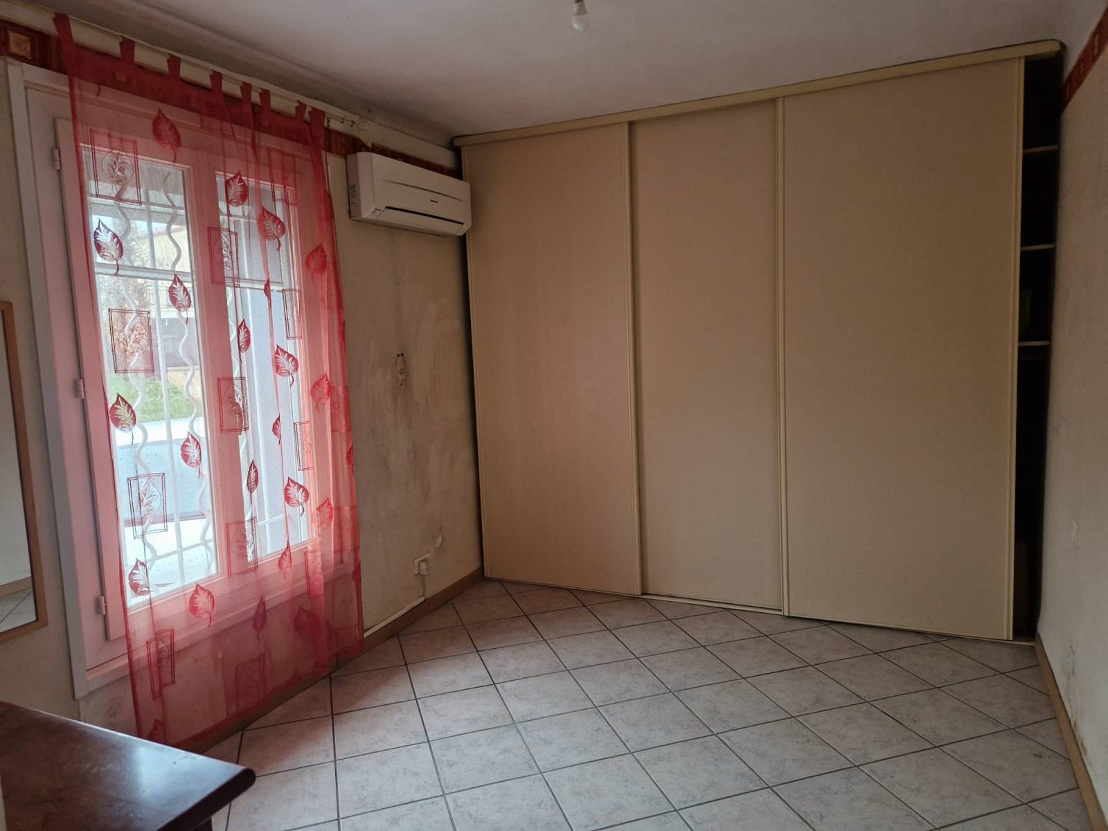 SUR MARIGNANE Petite maison plain pied avec garage de type 3 d'environ 60 m² habitables sur 360 m² de terrain