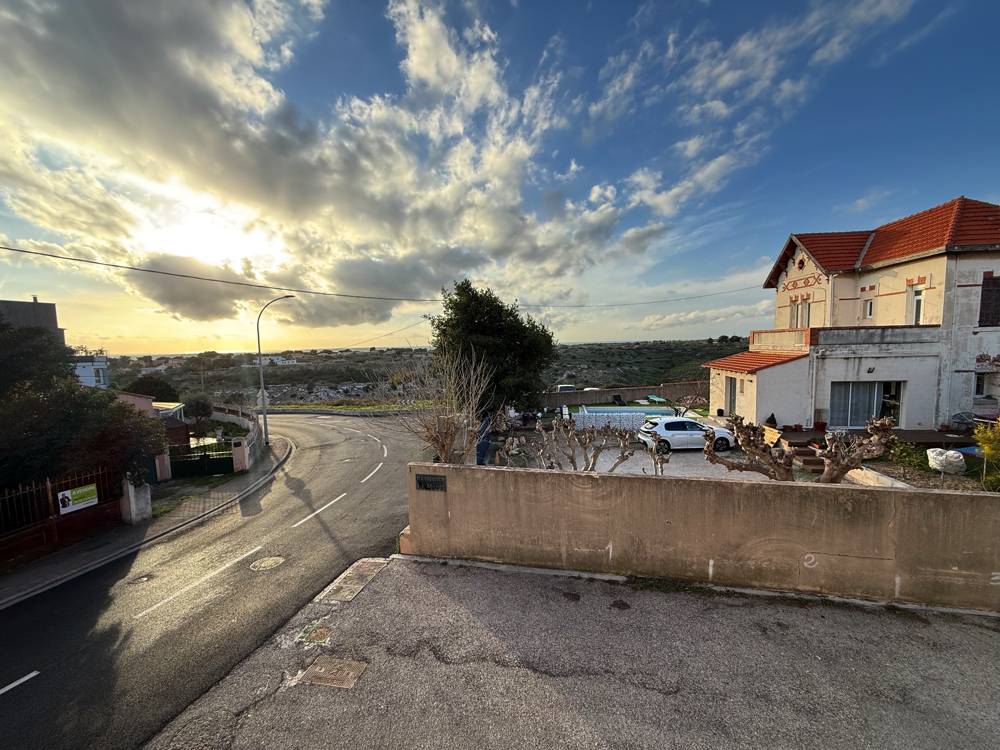 À vendre Duplex lumineux avec parking & cave – Plage du Verdon à env. 12 min à pied – La Couronne