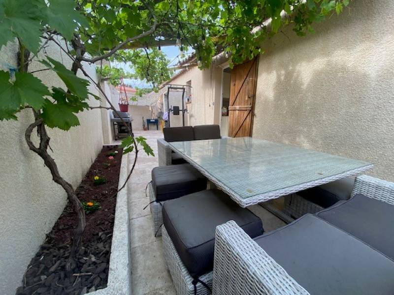 MAISON DE TYPE 4 PLAIN PIED D'ENVIRON 80 M² HABITABLES SUR 261 M² DE TERRAIN CHATEAUNEUF LES MARTIGUES  