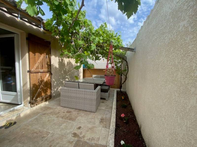 MAISON DE TYPE 4 PLAIN PIED D'ENVIRON 80 M² HABITABLES SUR 261 M² DE TERRAIN CHATEAUNEUF LES MARTIGUES  