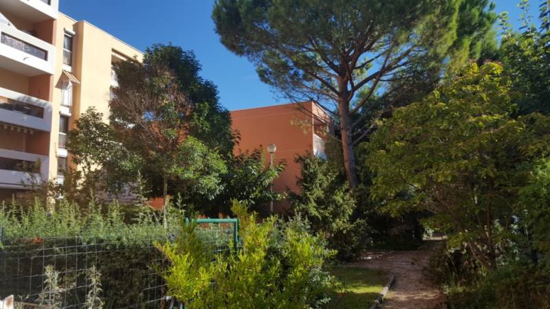 DANS PETITE RESIDENCE FERMEE DE GRAND STANDING, VASTE APPARTEMENT T4 EN 1ER ETAGE AVEC GRAND BALCON, CAVE ET PARKING