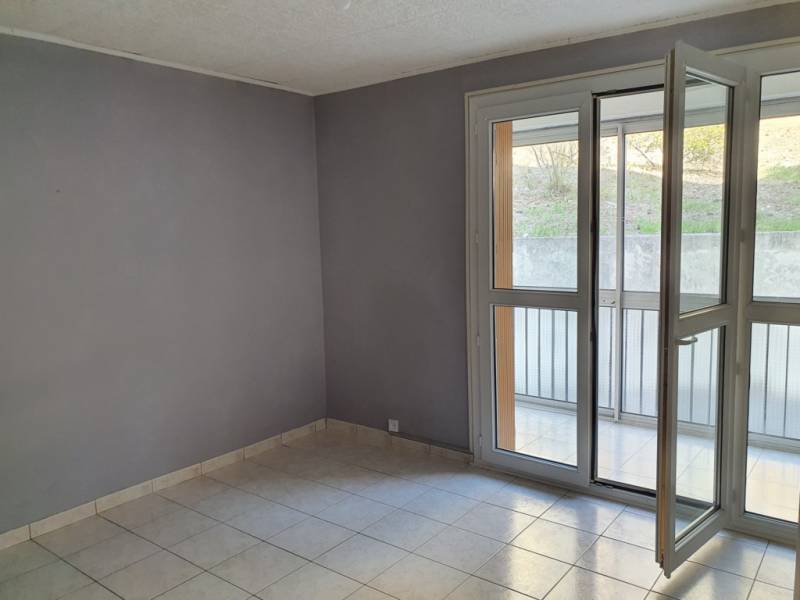 T3 EN RDC DANS RESIDENCE FERMEE LES PENNES MIRABEAU LES CADENEAUX 