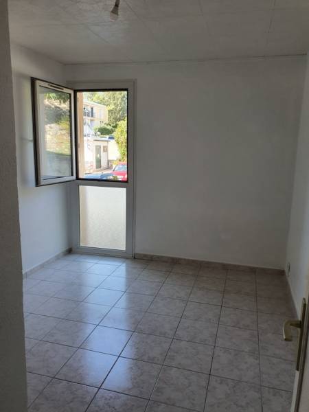 T3 EN RDC DANS RESIDENCE FERMEE LES PENNES MIRABEAU LES CADENEAUX 