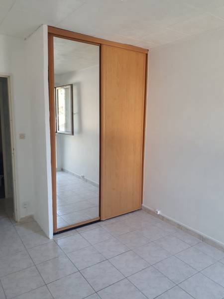 T3 EN RDC DANS RESIDENCE FERMEE LES PENNES MIRABEAU LES CADENEAUX 