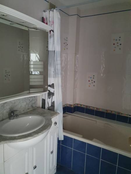 T3 EN RDC DANS RESIDENCE FERMEE LES PENNES MIRABEAU LES CADENEAUX 