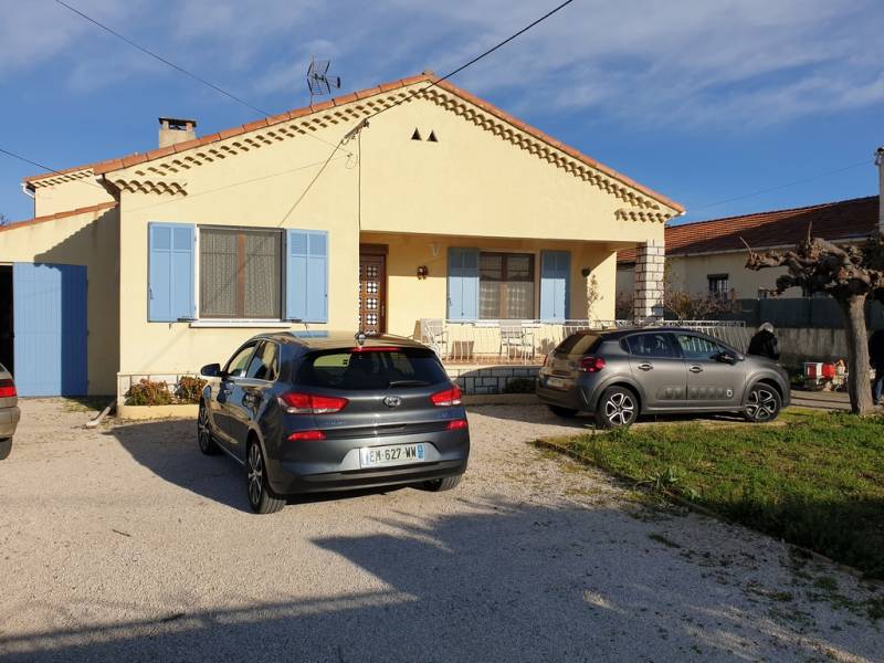 2 HABITATIONS PLUS GRAND GARAGE SUR GRAND TERRAIN. MARIGNANE  