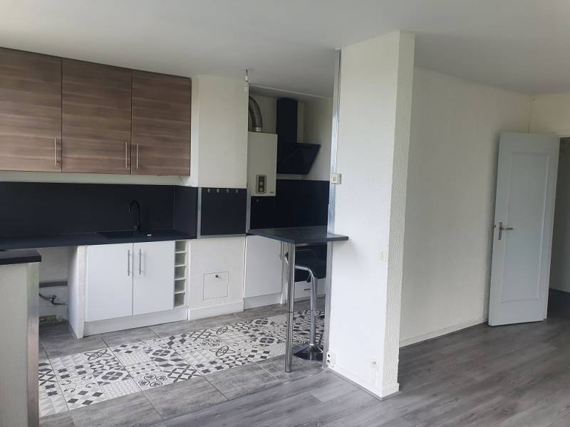 A LOUER APPARTEMENT T3 EN 1ER ETAGE SECTEUR VIEUX VILLAGE VITROLLES VITROLLES  