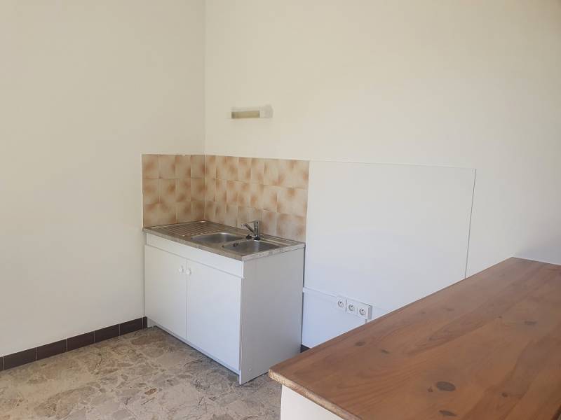 GRAND T1 A LOUER AVENUE MARECHAL JUIN A MARIGNANE MARIGNANE  