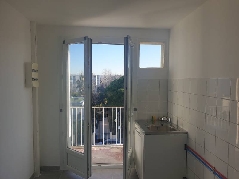APPARTEMENT PROCHE CENTRE VILLE MARIGNANE  REFAIT A NEUF DANS RESIDENCE FERMEE