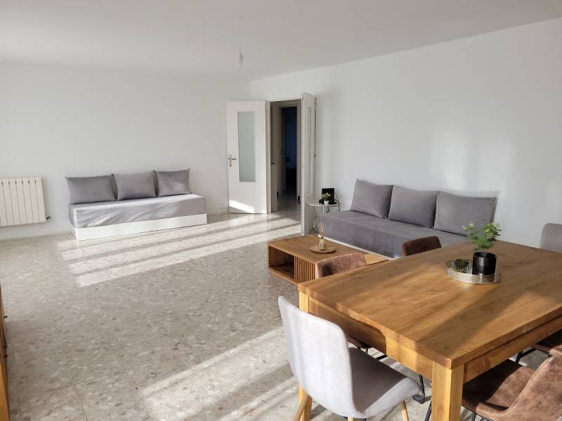 PETITE RESIDENCE FERMEE EN CENTRE VILLE VASTE T4 MARIGNANE PETITE COPROPRIETE FERMEE GRAND SALON SEJOUR TRES ENSOLEILLE
