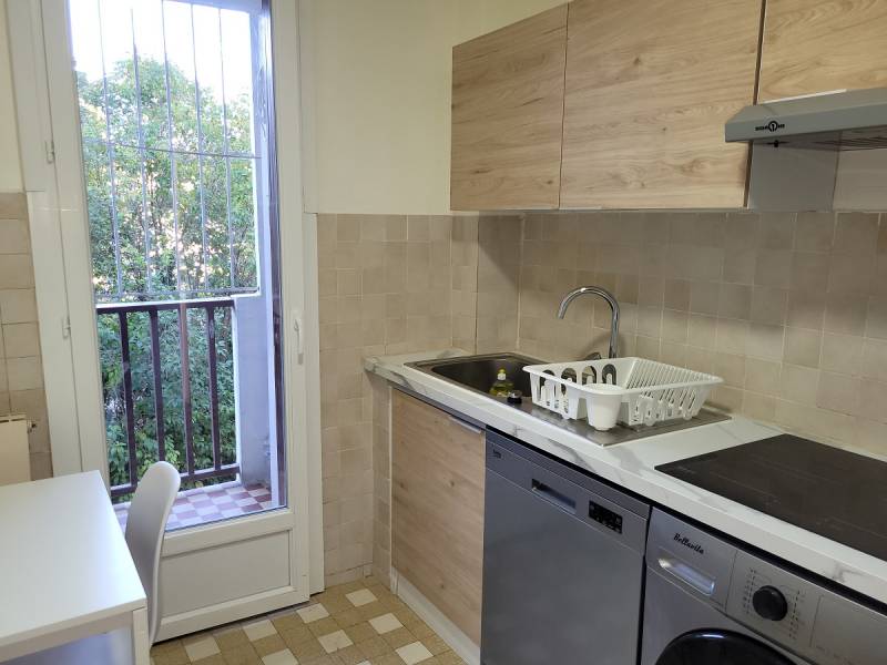 PETITE RESIDENCE FERMEE EN CENTRE VILLE VASTE T4 MARIGNANE PETITE COPROPRIETE FERMEE GRAND SALON SEJOUR TRES ENSOLEILLE