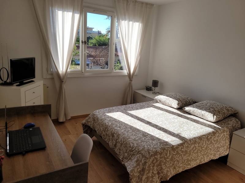 PETITE RESIDENCE FERMEE EN CENTRE VILLE VASTE T4 MARIGNANE PETITE COPROPRIETE FERMEE GRAND SALON SEJOUR TRES ENSOLEILLE