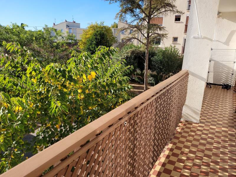 PETITE RESIDENCE FERMEE EN CENTRE VILLE VASTE T4 MARIGNANE PETITE COPROPRIETE FERMEE GRAND SALON SEJOUR TRES ENSOLEILLE