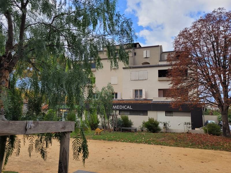 T2  avec ascenseur TRES SPACIEUX  46 m2 habitable MARIGNANE PETITE RESIDENCE PROCHE CENTRE VILLE 