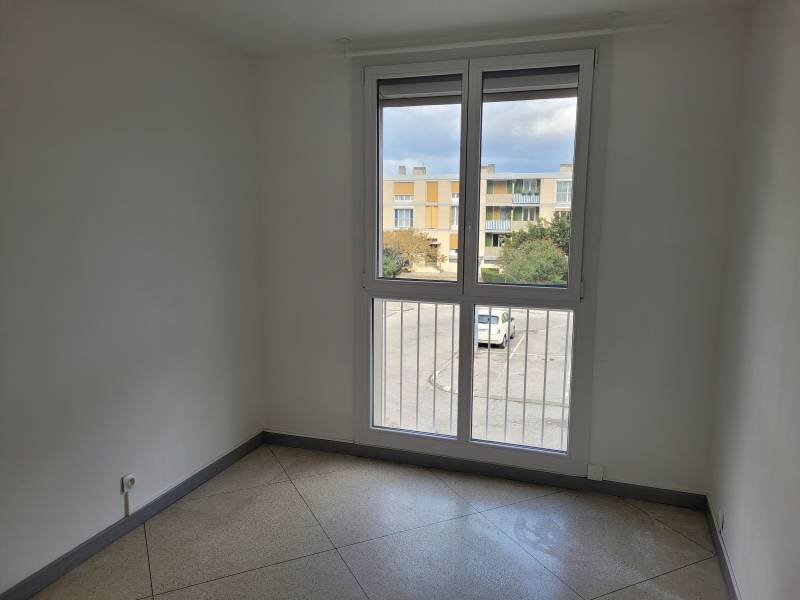 APPARTEMENT T4 EN 1ER TRES BIEN SITUE MARIGNANE  