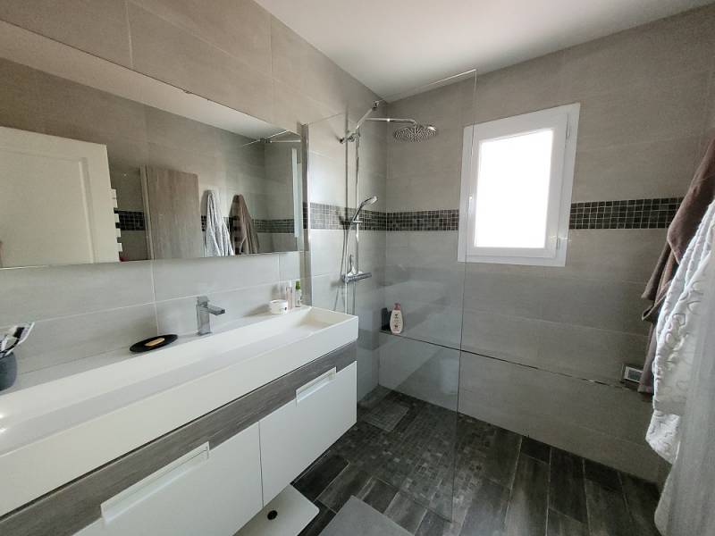 TRES BELLE VILLA DANS UN LOTISSEMENT FERME, PRESTATIONS HAUT DE GAME, PARFAIT ETAT MARIGNANE  