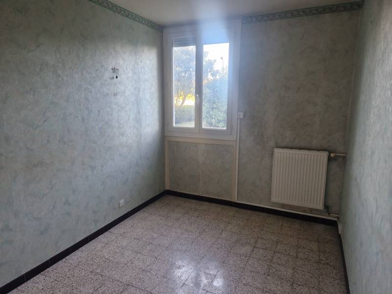 T3 EN RDC SURELEVE SITUE DANS RESIDENCE AGREABLE AVEC ESPACES VERTS ET GARDIEN MARIGNANE  