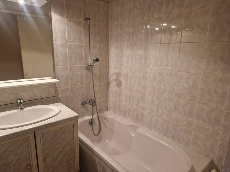 T3 EN RDC SURELEVE SITUE DANS RESIDENCE AGREABLE AVEC ESPACES VERTS ET GARDIEN MARIGNANE  