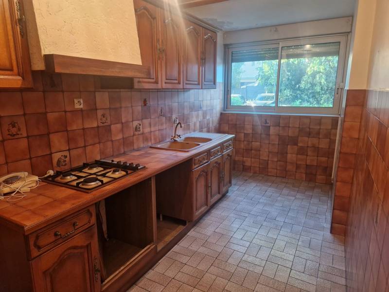 T3 EN RDC SURELEVE SITUE DANS RESIDENCE AGREABLE AVEC ESPACES VERTS ET GARDIEN MARIGNANE  