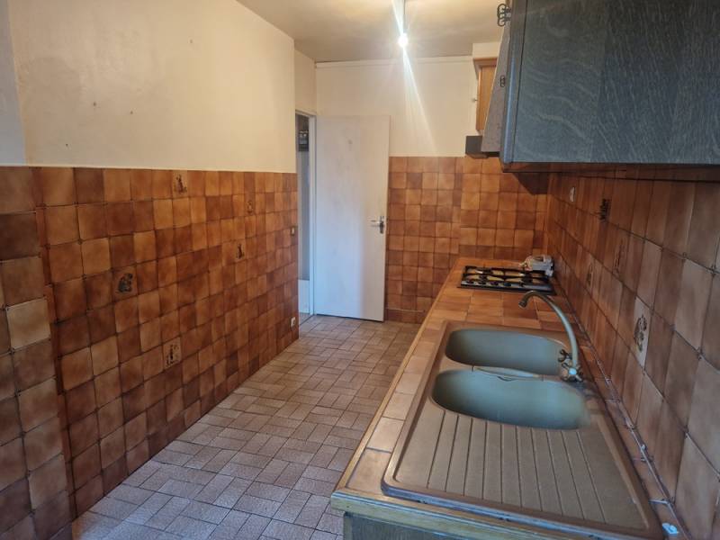 T3 EN RDC SURELEVE SITUE DANS RESIDENCE AGREABLE AVEC ESPACES VERTS ET GARDIEN MARIGNANE  