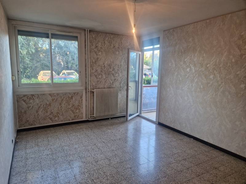 T3 EN RDC SURELEVE SITUE DANS RESIDENCE AGREABLE AVEC ESPACES VERTS ET GARDIEN MARIGNANE  