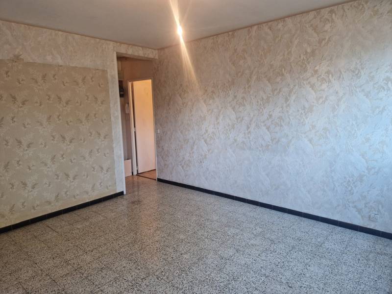 T3 EN RDC SURELEVE SITUE DANS RESIDENCE AGREABLE AVEC ESPACES VERTS ET GARDIEN MARIGNANE  