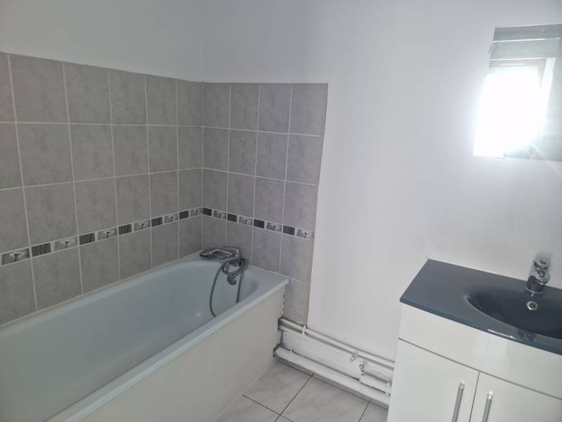 DANS PETITE RESIDENCE FERMEE DE GRAND STANDING, VASTE APPARTEMENT T4 EN 1ER ETAGE AVEC GRAND BALCON, CAVE ET PARKING