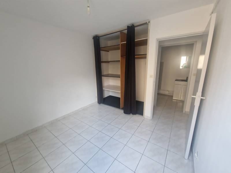 DANS PETITE RESIDENCE FERMEE DE GRAND STANDING, VASTE APPARTEMENT T4 EN 1ER ETAGE AVEC GRAND BALCON, CAVE ET PARKING