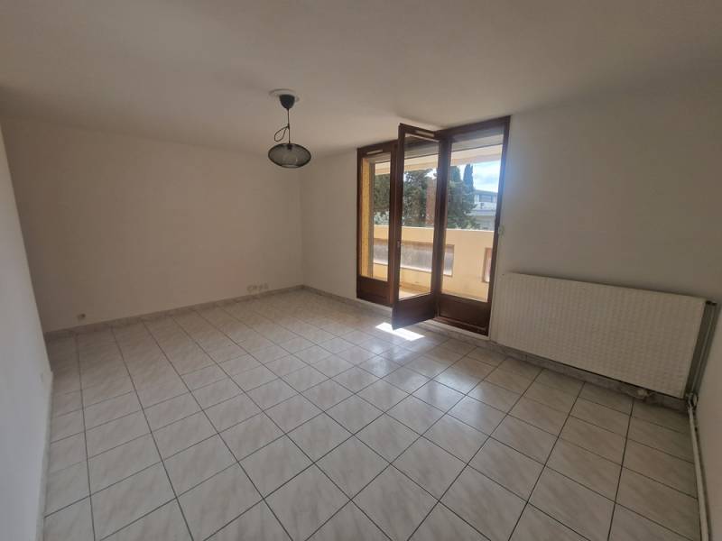 DANS PETITE RESIDENCE FERMEE DE GRAND STANDING, VASTE APPARTEMENT T4 EN 1ER ETAGE AVEC GRAND BALCON, CAVE ET PARKING