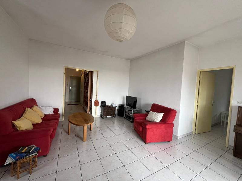 Appartement de type 3 avec terrasse et garage dans petite résidence