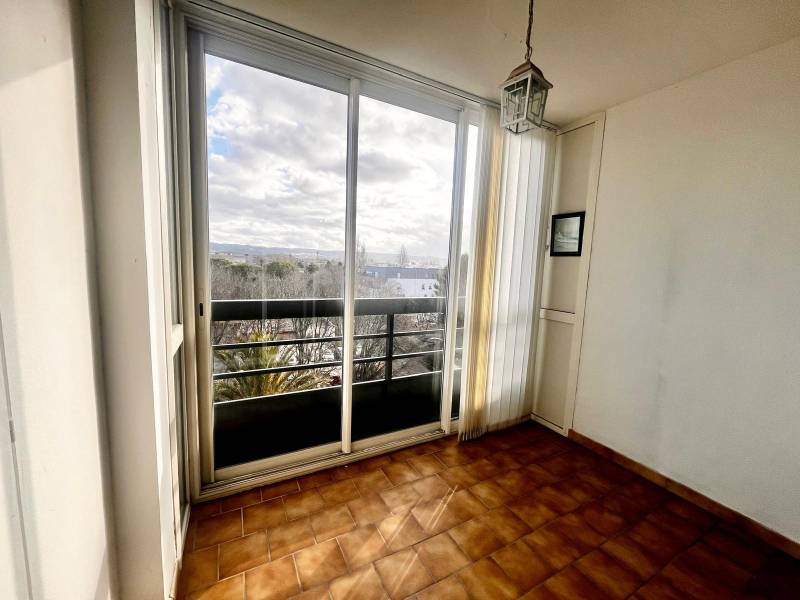 Appartement T3 au 5ème étages avec 2 chambres sur Marignane dans residence fermée.