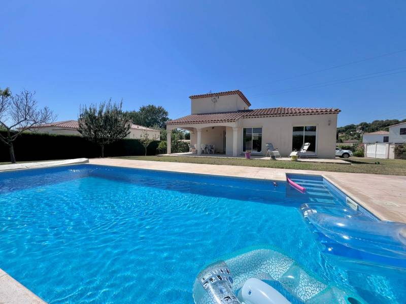 Sur Marignane à la vente, une villa de 2009 avec 3 chambre, terrain de 1500m², piscine et cadre verdoyant dans un secteur résidentiel prisé  