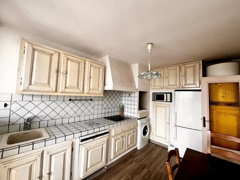 Appartement T3 au 5ème étages avec 2 chambres sur Marignane dans residence fermée.