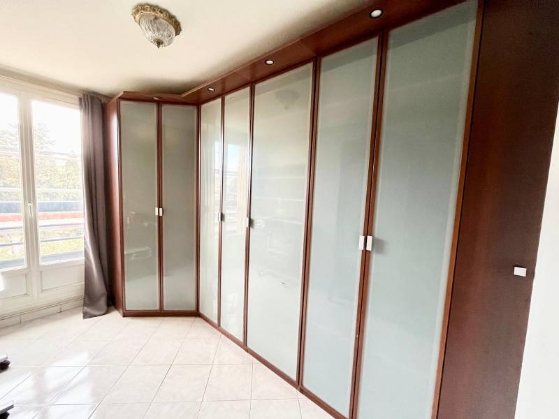 APPARTEMENT DE TYPE 4 SUR LA SIGNORE 1, FACADE REFAITE A NEUF MARIGNANE  