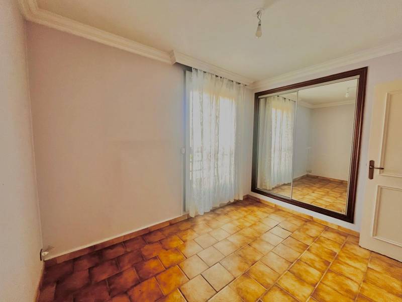 Appartement T3 au 5ème étages avec 2 chambres sur Marignane dans residence fermée.