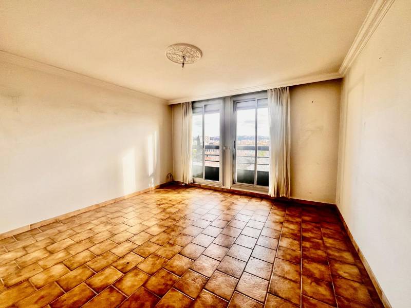 Appartement T3 au 5ème étages avec 2 chambres sur Marignane dans residence fermée.
