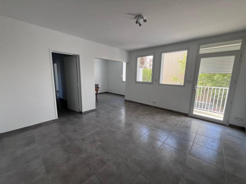 Sur la commune de Marignane à la vente, un appartement de type 4 avec 2 chambres en 1er étage proche centre ville sur la Résidence Mermoz