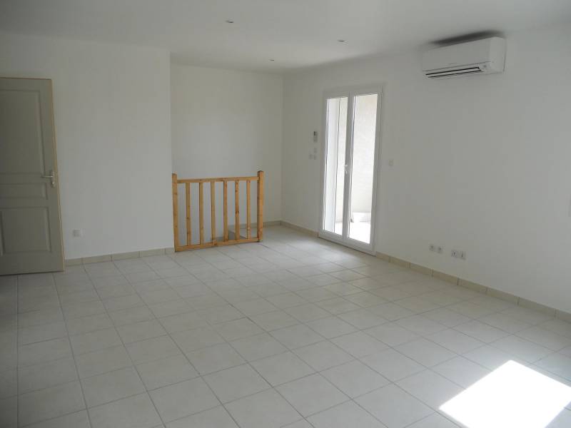 T2 AVEC TERRASSE DANS VILLA DIVISEE EN 3 LOGEMENTS LE ROVE  