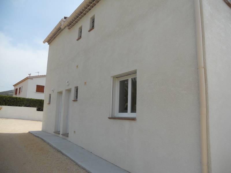 T2 AVEC TERRASSE DANS VILLA DIVISEE EN 3 LOGEMENTS LE ROVE  