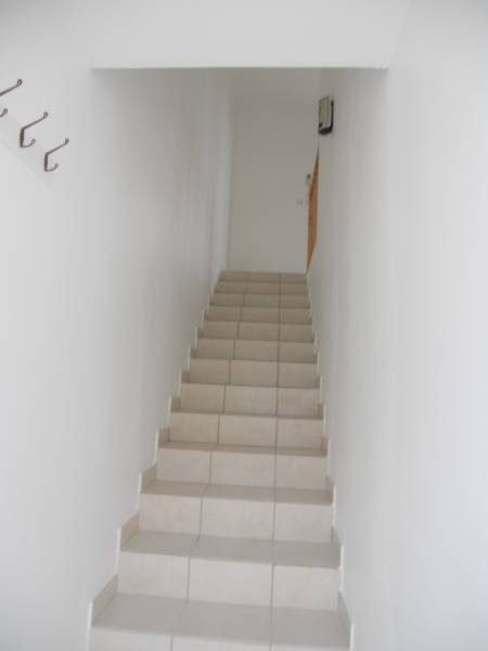 T2 AVEC TERRASSE DANS VILLA DIVISEE EN 3 LOGEMENTS LE ROVE  
