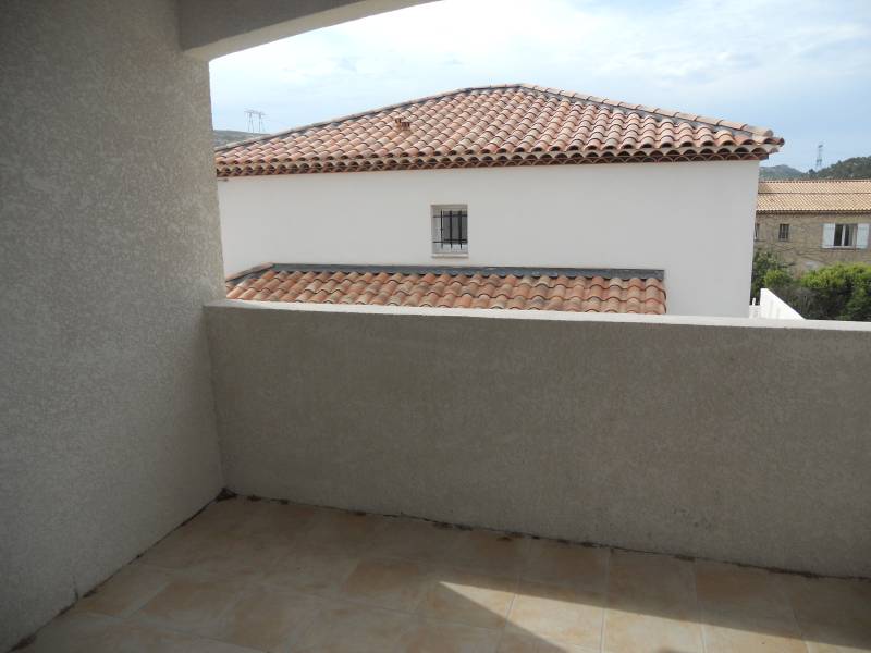 T2 AVEC TERRASSE DANS VILLA DIVISEE EN 3 LOGEMENTS LE ROVE  