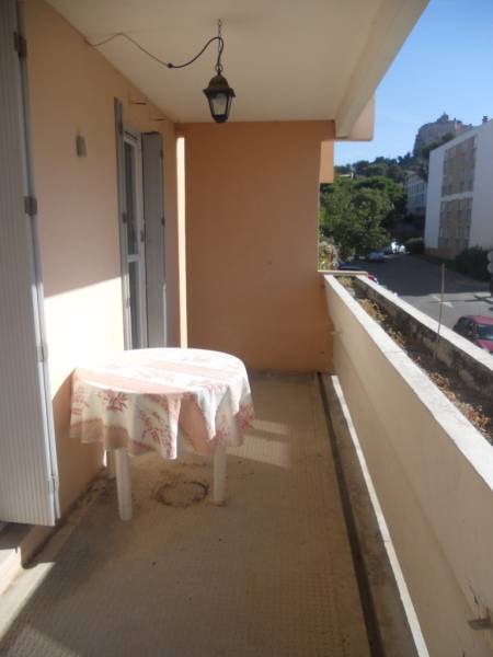 A LOUER RESIDENCE LE ROCHER, SECTEUR VIEUX VILLAGE VASTE T3 EN 1ER ETAGE AVEC GRAND BALCON