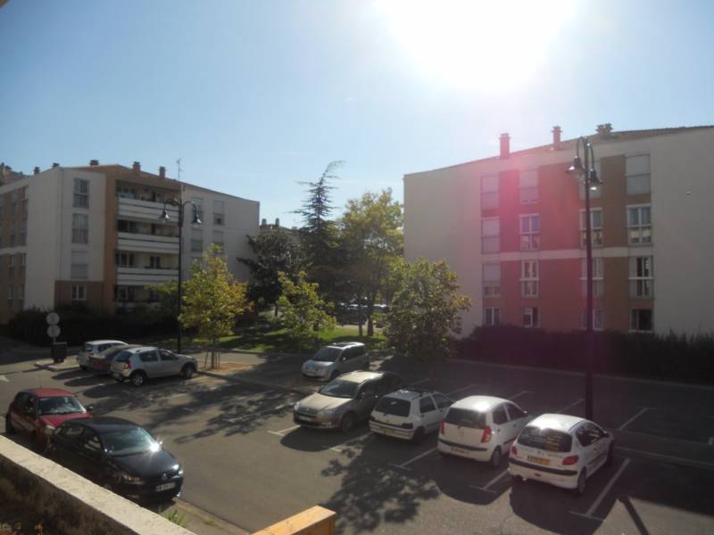 A la location sur Vitrolles RESIDENCE LE ROCHER, SECTEUR VIEUX VILLAGE VASTE T3 EN 1ER ETAGE AVEC GRAND BALCON