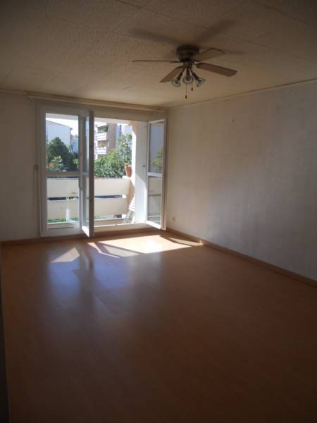 A la location sur Vitrolles RESIDENCE LE ROCHER, SECTEUR VIEUX VILLAGE VASTE T3 EN 1ER ETAGE AVEC GRAND BALCON